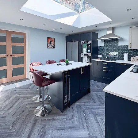 9 Beds, 5 Bedrooms, Large House * Harrogate