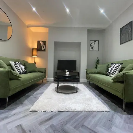 9 Beds, 5 Bedrooms, Large House