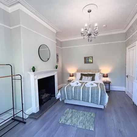 9 Beds, 5 Bedrooms, Large House Vakantiehuis *