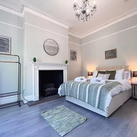 9 Beds, 5 Bedrooms, Large House Vakantiehuis *