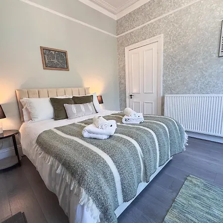 Vakantiehuis 9 Beds, 5 Bedrooms, Large House *