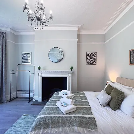 9 Beds, 5 Bedrooms, Large House Vakantiehuis