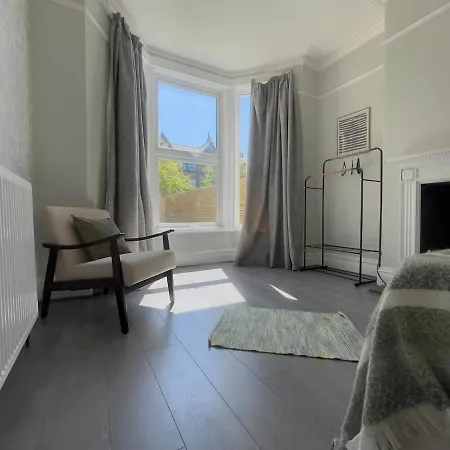 9 Beds, 5 Bedrooms, Large House Vakantiehuis