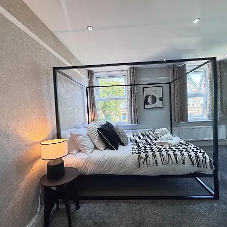 9 Beds, 5 Bedrooms, Large House