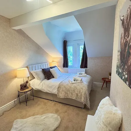 9 Beds, 5 Bedrooms, Large House Vakantiehuis