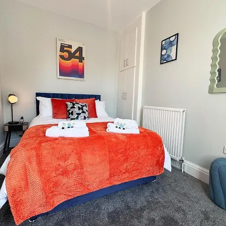 9 Beds, 5 Bedrooms, Large House * Harrogate