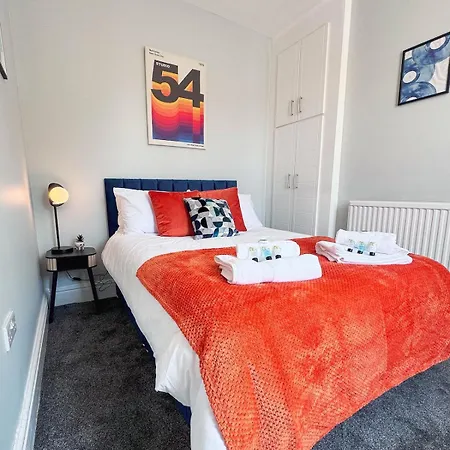Vakantiehuis 9 Beds, 5 Bedrooms, Large House
