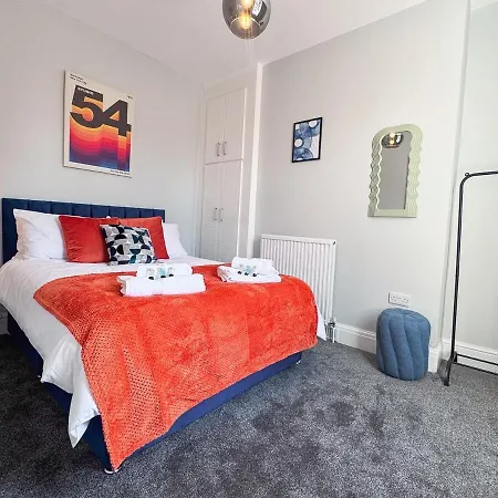 9 Beds, 5 Bedrooms, Large House *