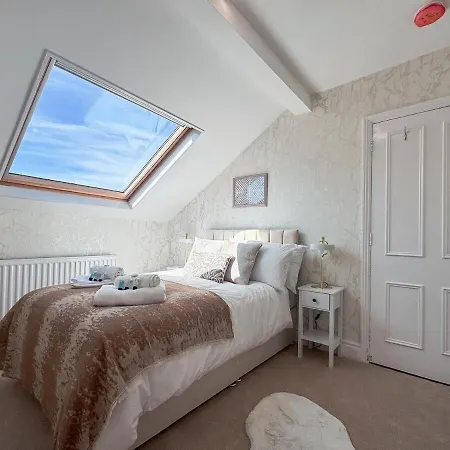 9 Beds, 5 Bedrooms, Large House *