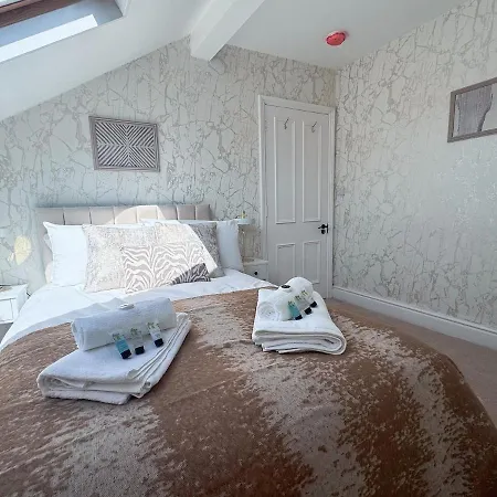 9 Beds, 5 Bedrooms, Large House
