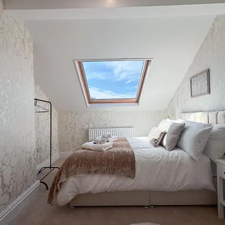 9 Beds, 5 Bedrooms, Large House * Harrogate