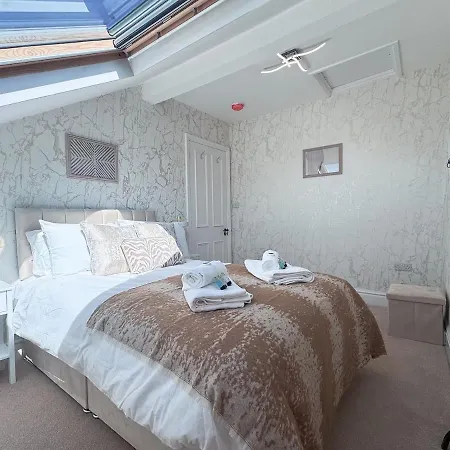 Vakantiehuis 9 Beds, 5 Bedrooms, Large House *