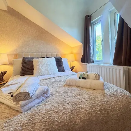 9 Beds, 5 Bedrooms, Large House *