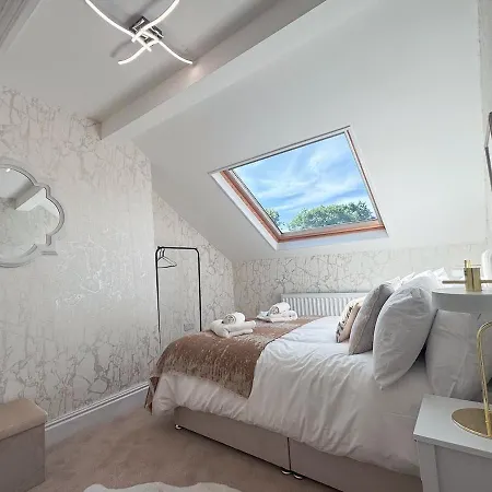 9 Beds, 5 Bedrooms, Large House