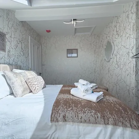 9 Beds, 5 Bedrooms, Large House Vakantiehuis