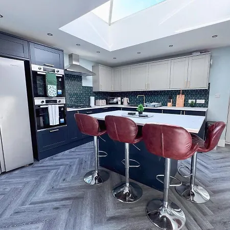 9 Beds, 5 Bedrooms, Large House بيت للعطل