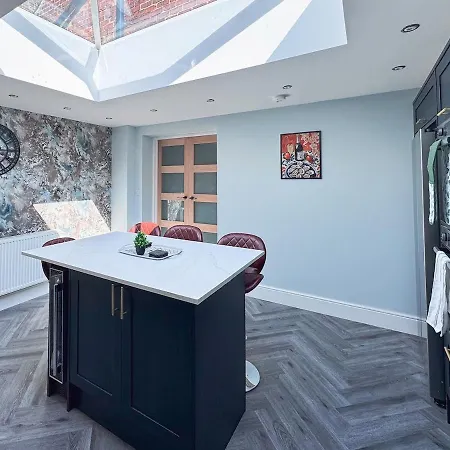 9 Beds, 5 Bedrooms, Large House *