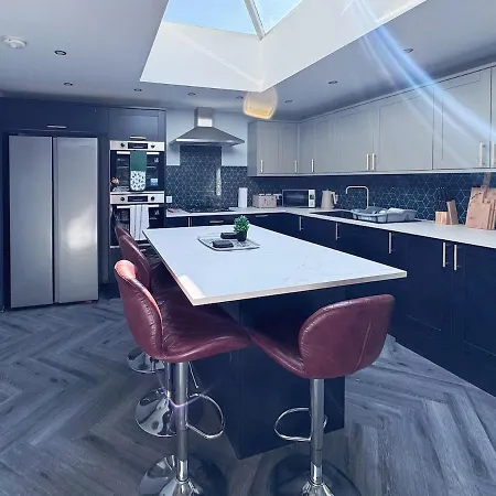9 Beds, 5 Bedrooms, Large House * Harrogate