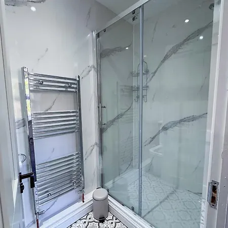 9 Beds, 5 Bedrooms, Large House Vakantiehuis Harrogate